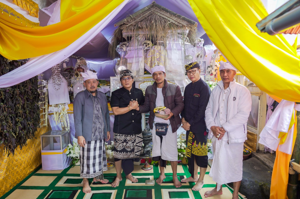 Bupati Giri Prasta Melayat ke (Alm) Palinggih Dane Jero Gede Batur Kawanan (Alitan) Kintamani, Bangli